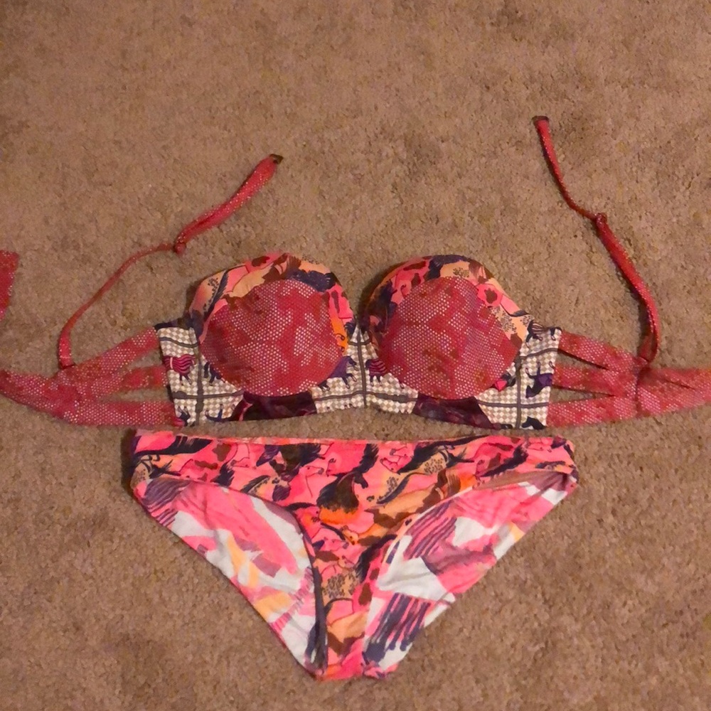 Maaji L top M bottoms